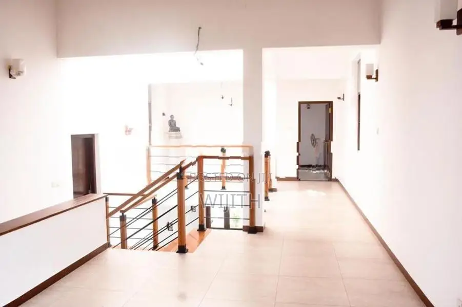 ලස්සන දෙමහල් නිවසක් විකිනිමට බොරෑලැස්ගමුව