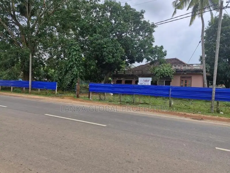 Valuable Roadside Land with House for Sale In Vavuniya