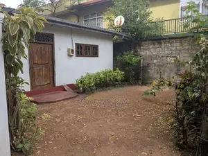 Thalapathpitiya Temple Road House with Land For sale
