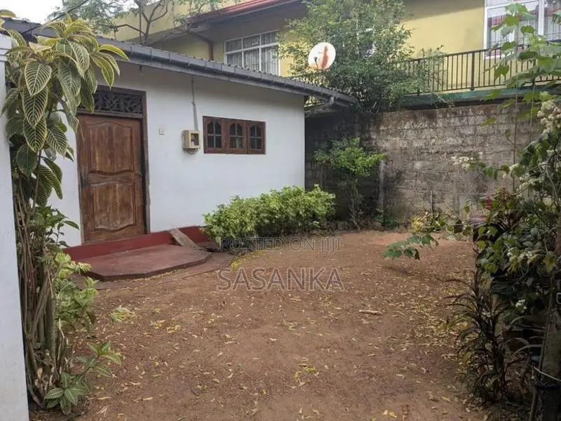 Thalapathpitiya Temple Road House with Land For sale
