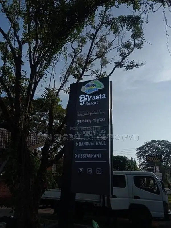Pylon Signs & Name Boards For Hotel Visibility
