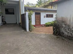 Thalapathpitiya Temple Road House with Land For sale