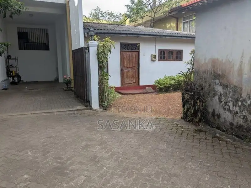 Thalapathpitiya Temple Road House with Land For sale