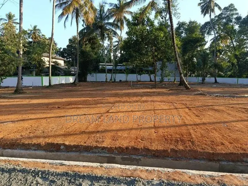 නුවර පාරෙන් ඉඩම් විකිනීමට