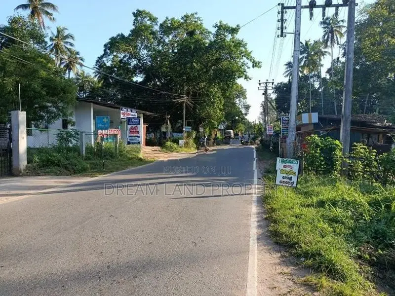 නුවර පාරෙන් ඉඩම් විකිනීමට