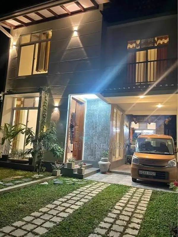 Luxury House For Sale in Kesbewa Kahathuduwa - Field View Villa