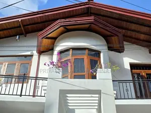 Luxury House For Sale in Batuwandara