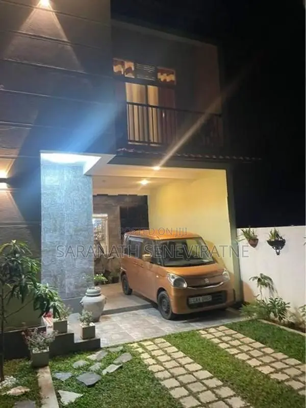 Luxury House For Sale in Kesbewa Kahathuduwa - Field View Villa