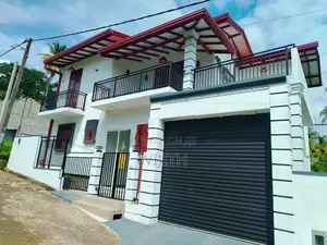 පදිංචිනොමෑති ණවමාදිලිවයේ ළස්සන දෙමහල් නිවසක් විකිනිමට පොල්ගස්ඕවිට