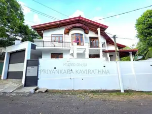 Luxury House For Sale in Batuwandara