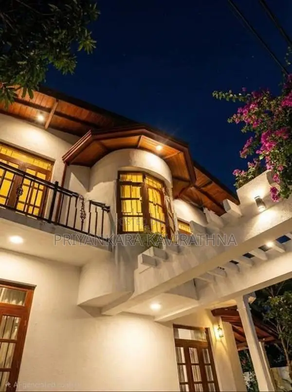 Luxury House For Sale in Batuwandara