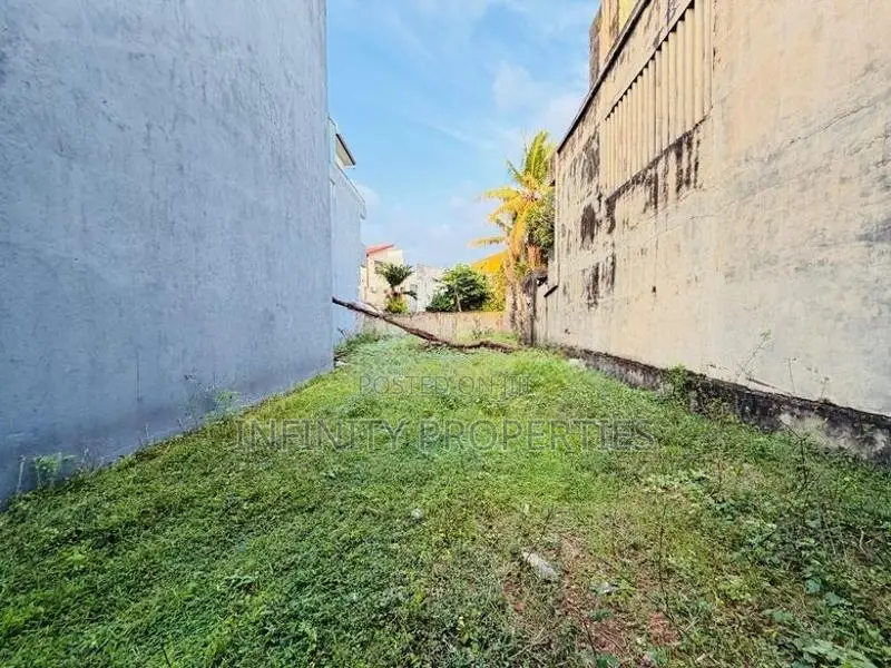 8.6 P Land with Property Sale At 1st lane Pagoda Road Nugegoda