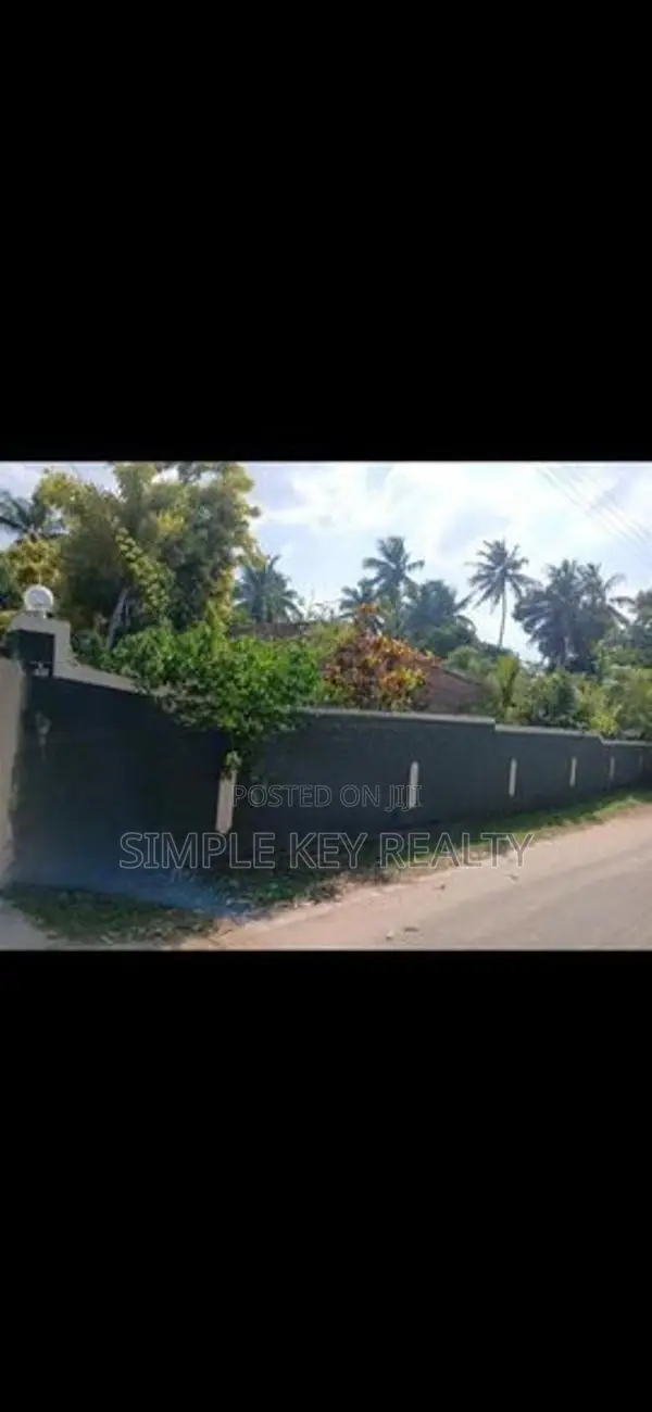 Land with House for Sale in Gampaha Miriswatta