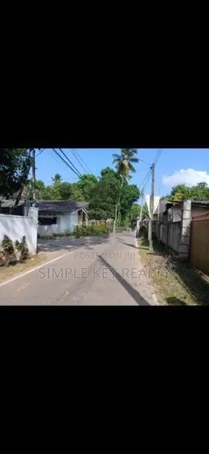 Land with House for Sale in Gampaha Miriswatta
