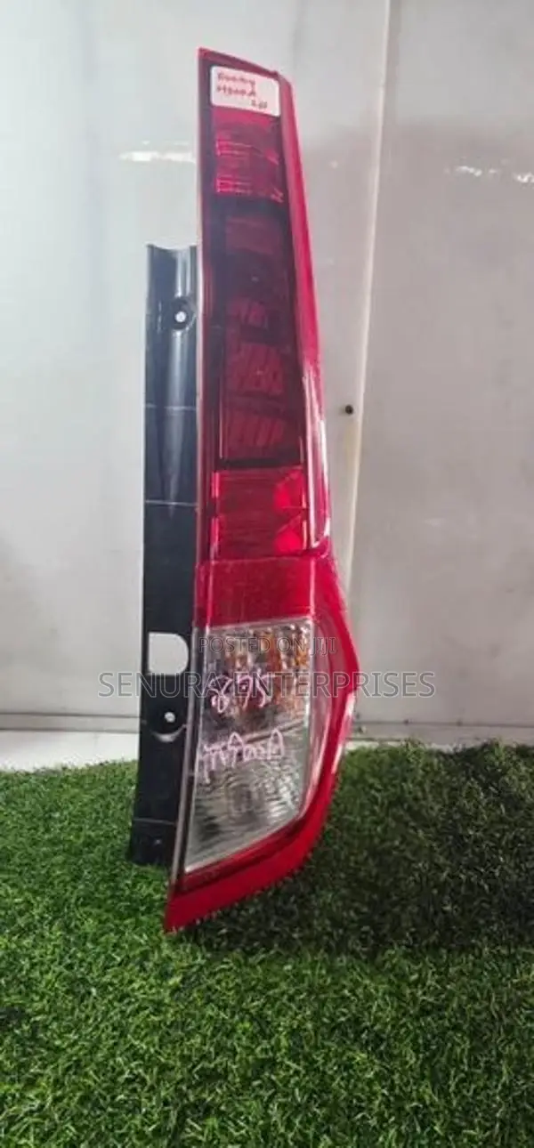 TOYOTA ROOMY M900A TAIL LIGHT LH