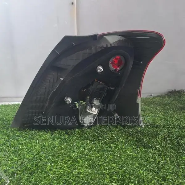 TOYOTA YARIS KSP90 TAIL LIGHT RH