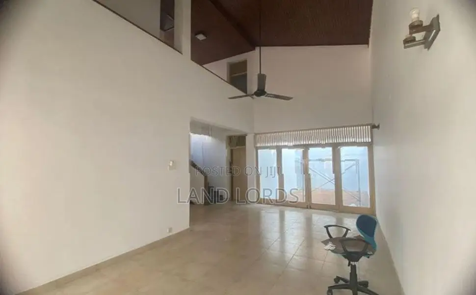 Prime Land with a House sold for value available Sale in Col 3