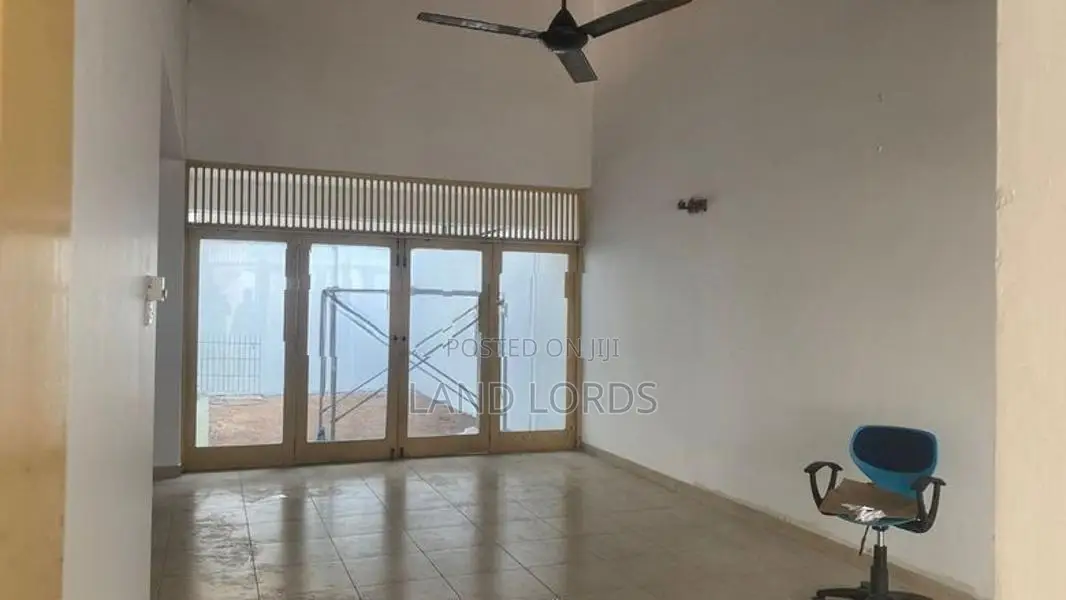 Prime Land with a House sold for value available Sale in Col 3