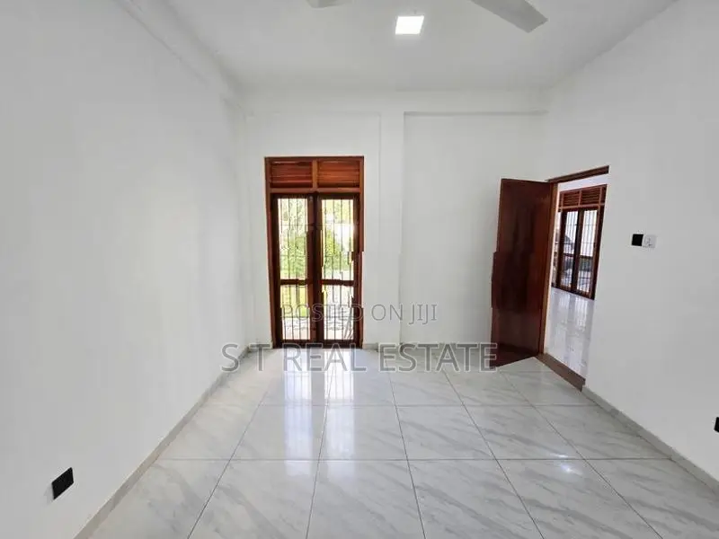 Newly Build Luxury 3 Storey House for Sale in Piliyandala