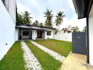 Brand-New House in Athurugiriya Thunhandahena Rd - Malabe Pittugala