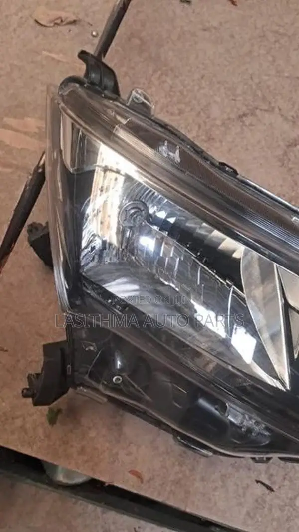 Roomy (2018) Head Lamp