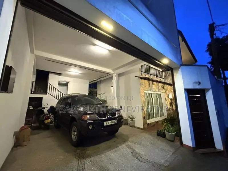 Luxury House With Central AC - Ganewatta Rd Mampe Piliyandala SOLAR 10