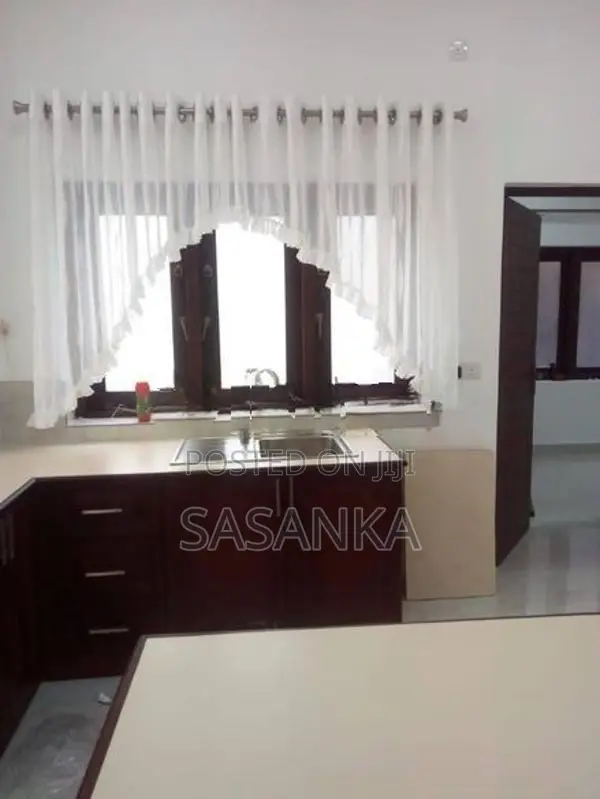 Nawala Koswatta 3 Bed Rooms Luxury House For Rent