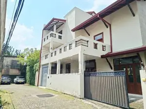 බත්තරමුල්ල නගරයේ පිහිටි දෙමහල් නිවසක් විකිණීමට ඇත. (ID: BATR003S)