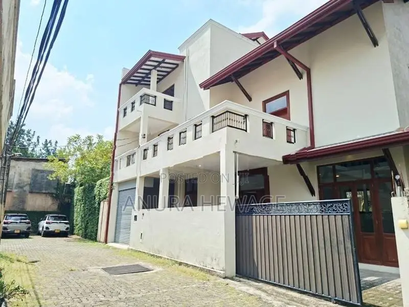 බත්තරමුල්ල නගරයේ පිහිටි දෙමහල් නිවසක් විකිණීමට ඇත. (ID: BATR003S)