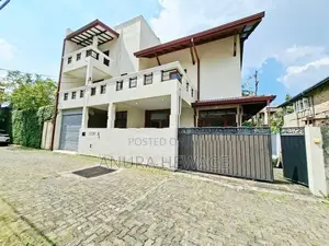 බත්තරමුල්ල නගරයේ පිහිටි දෙමහල් නිවසක් විකිණීමට ඇත. (ID: BATR003S)