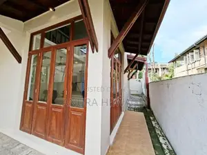 බත්තරමුල්ල නගරයේ පිහිටි දෙමහල් නිවසක් විකිණීමට ඇත. (ID: BATR003S)