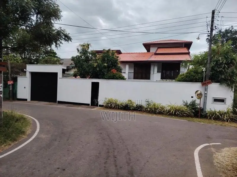 ගඩොල්වලින් පදිංචිවියට සෑදු ළස්සන දෙමහල් නිවසක් විකිනිමට කොටිටාවෙි