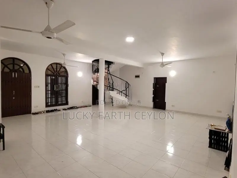 Battarmulla 2 Storey Large Unfurnished House for Rent (MG1239)