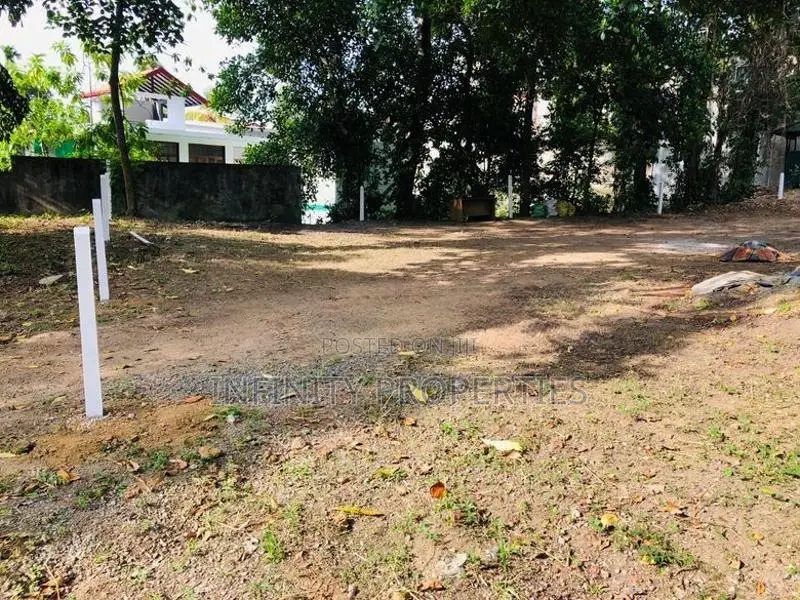 20 Perch land close to Thalawathugoda junction for sale.