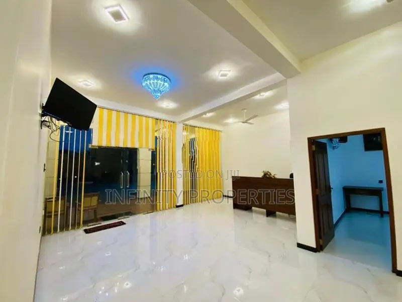 (AF578) 05 Bed Bath Hotel Sale At Kataragama