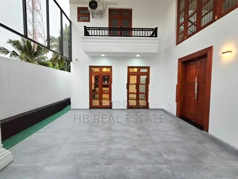 Boralesgamuwa Architecture Designed Luxury Three Storey House for Sale