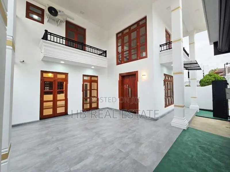 Boralesgamuwa Architecture Designed Luxury Three Storey House for Sale