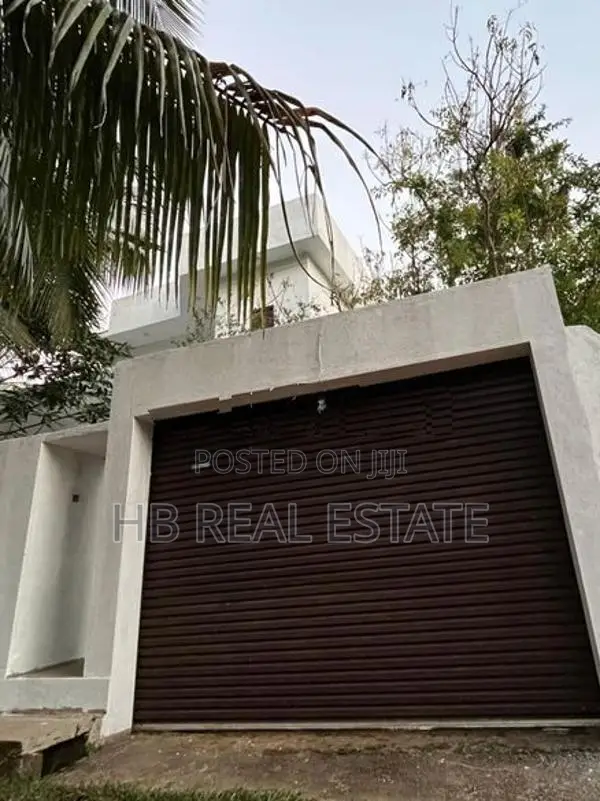 Newly Build Luxury Three Story House Thalagala