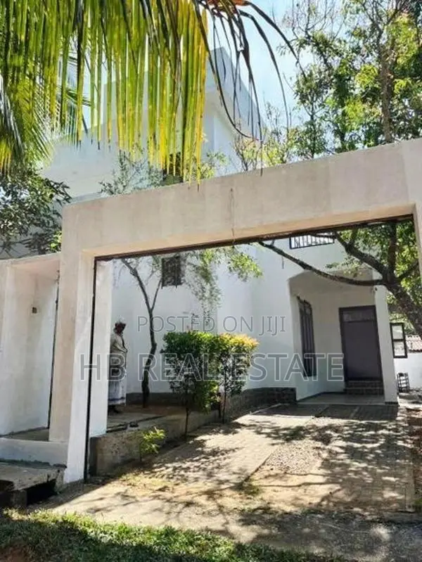 Newly Build Luxury Three Story House Thalagala