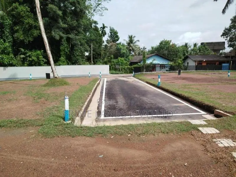 රත්මල්දේණිය පාරට මුහුනලා බිම් කොටසක් විකිණීමට