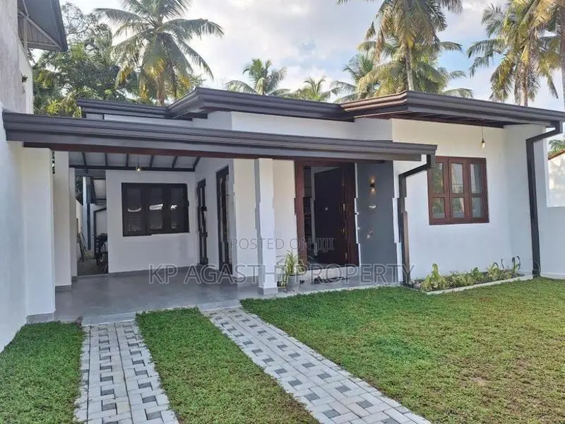 New House for Sale in Athurugiriya