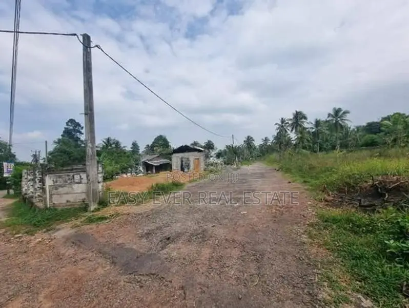 මීගමුව - ගිරිඋල්ල ප්‍රධාන පාරෙන් පර්චස් 13 ඉඩම