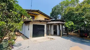 10 bed room house - near high level road