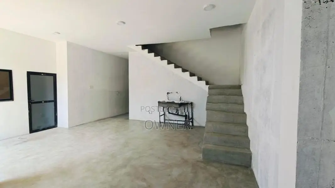 10 bed room house - near high level road