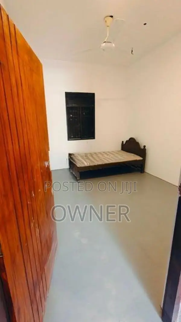 10 bed room house - near high level road