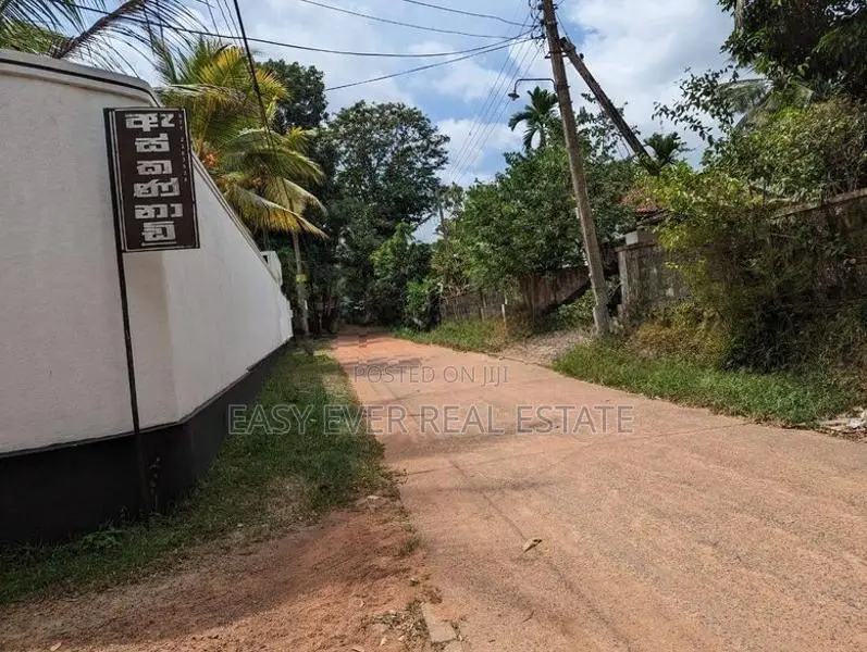 වැලිවේරියේ නව නුවර පාරට ලග වටිනා ඉඩමක්