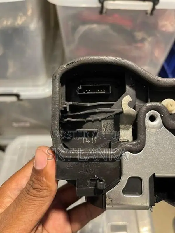 Genuine BMW 520D F10 2014 door lock - Driver Rear