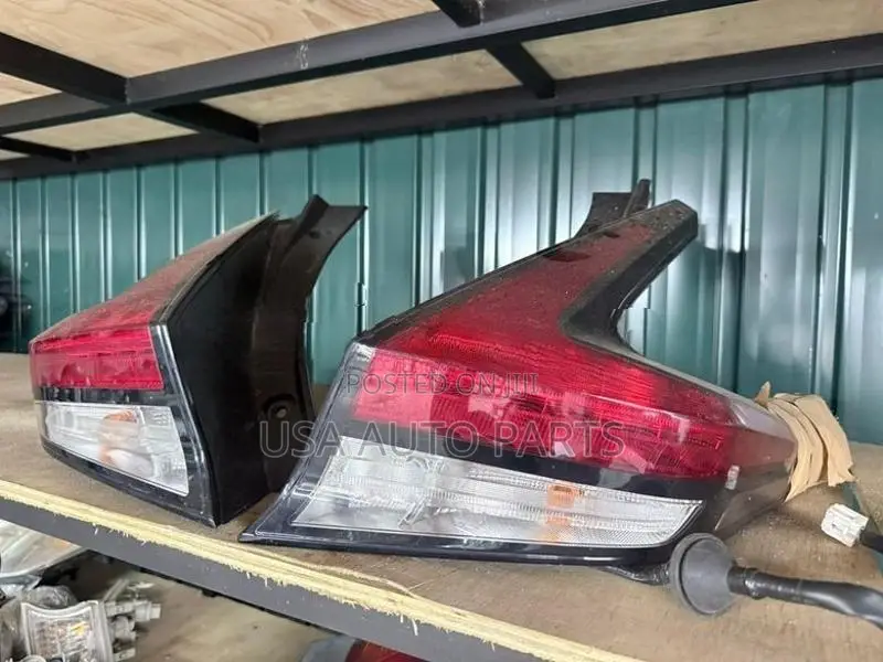 Nissan leaf ZE1 tail light