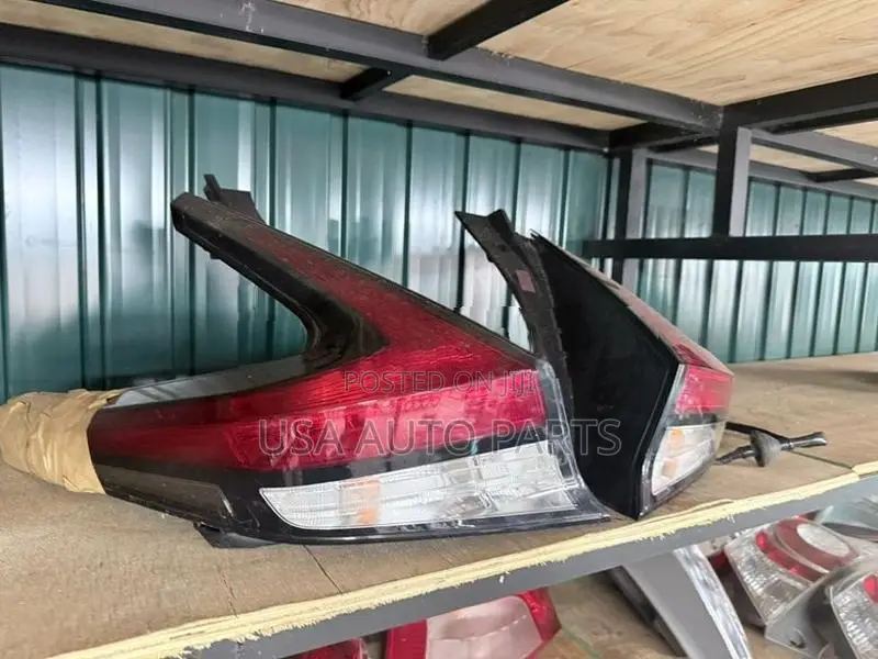 Nissan leaf ZE1 tail light