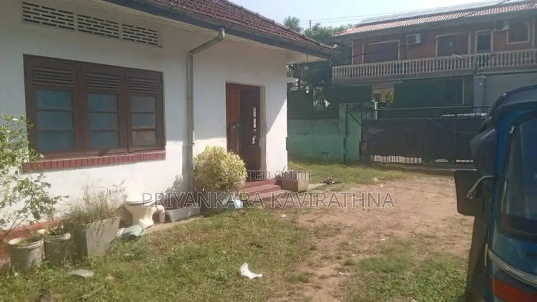 Commercial 19.40 Perches Land For Sale with Old House - Pamankada